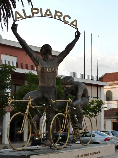 Alpiarca cyclists statue