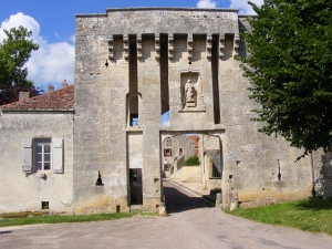 Flavigny gateway