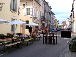 Givry tables in street