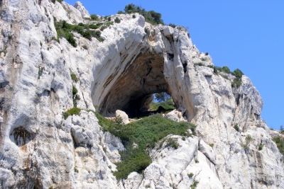 cave in cliffs