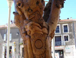 Le Caylar  carved tree details