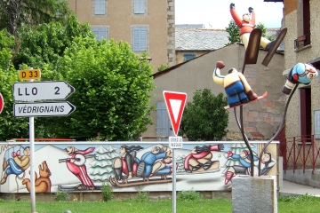 Saillagouse statues and mural